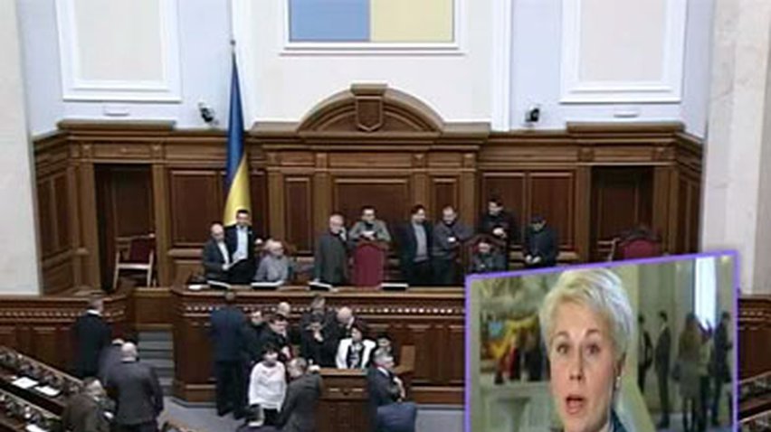 Оппозиция заблокировала трибуну Рады