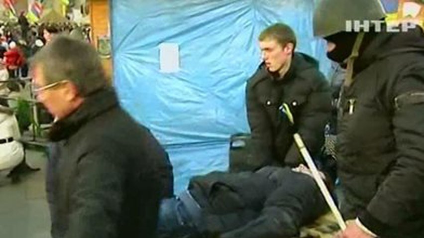 Больницы и медпункты принимают раненых в столкновениях в центре Киева