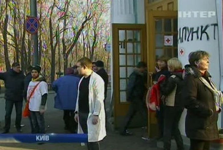В больницы Киева привозят новых и новых раненых