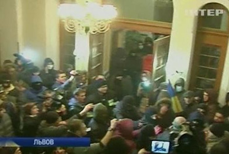 Протестующие захватили админздания Львова за несколько часов