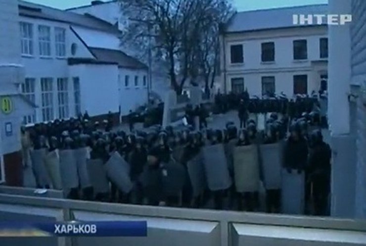 В Харькове разогнали ультрас, которые блокировали академию внутренних войск МВД