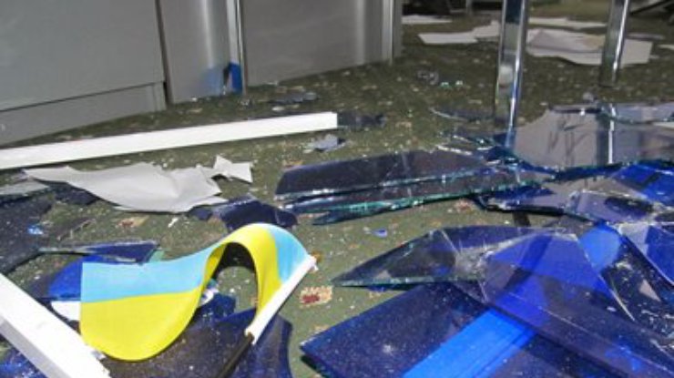 Активисты разгромили офис Партии регионов в Сумах
