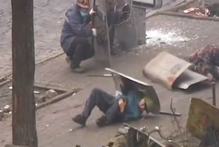 Видео обстрела у Майдана: Есть жертвы (видео)
