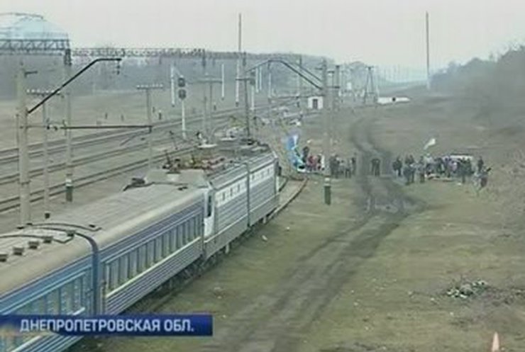 Под Днепропетровском активисты блокируют ж/д состав с солдатами