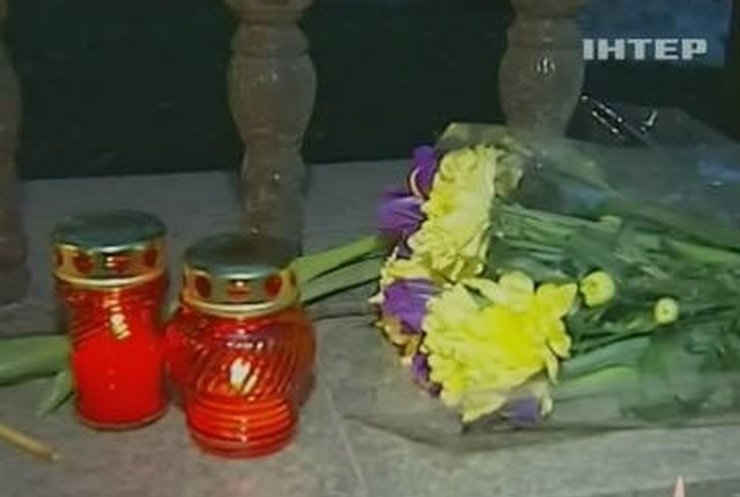Москвичи несут цветы к украинскому посольству