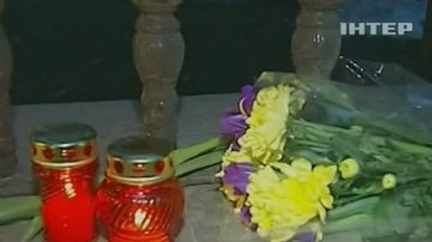 Москвичи несут цветы к украинскому посольству