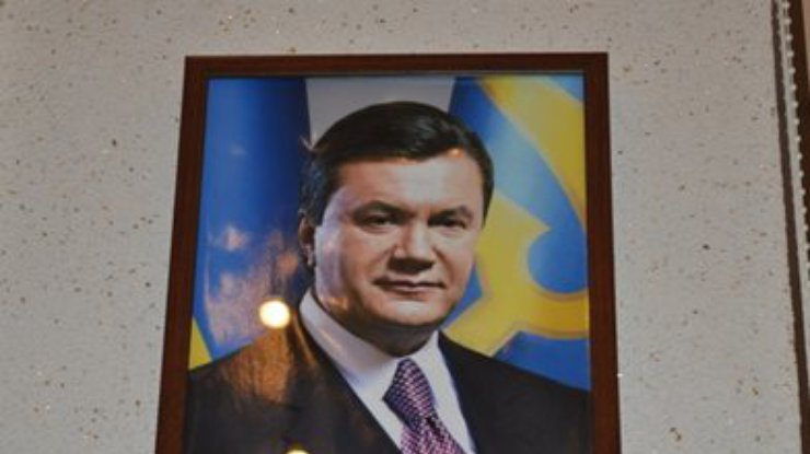 Чиновникам на Львовщине запретили портреты Януковича в кабинетах