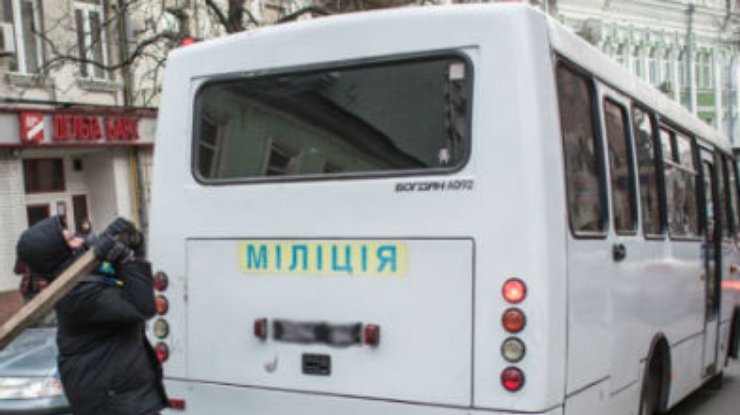 Погоня и перестрелка под Киевом: На автобус с "Беркутом" совершили нападение