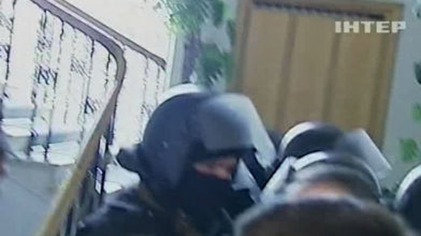 Оппозиционеры выдворили бойцов ВВ из здания Рады