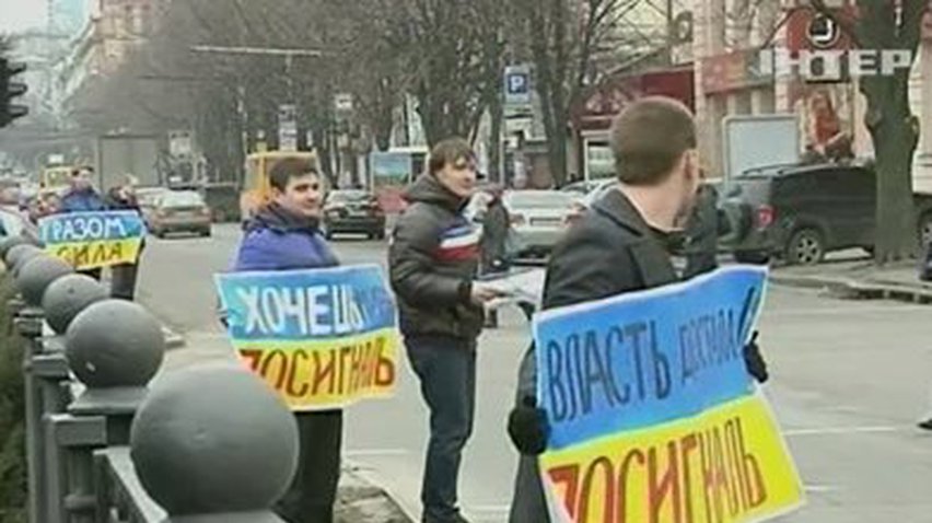 В Днепропетровске устроили акцию "Власть достала - посигналь!"