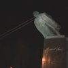 В Чернигове снесли памятник Ленину