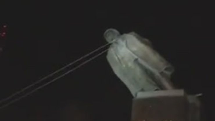 В Чернигове снесли памятник Ленину