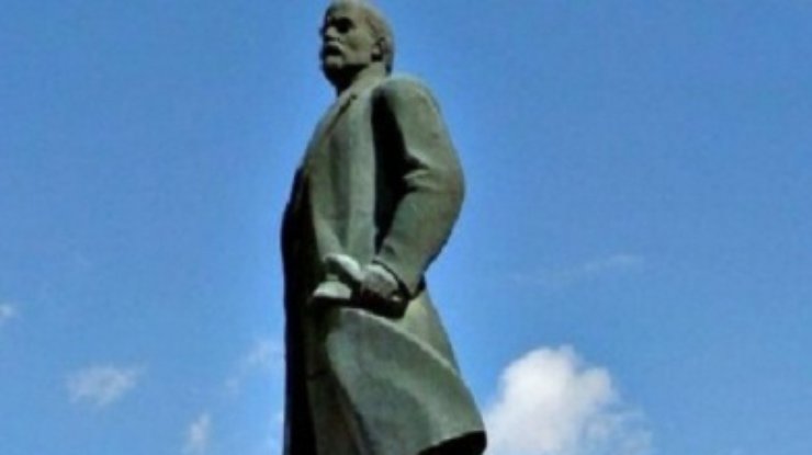 В Черкасской области  снесли 10 памятников Ленину