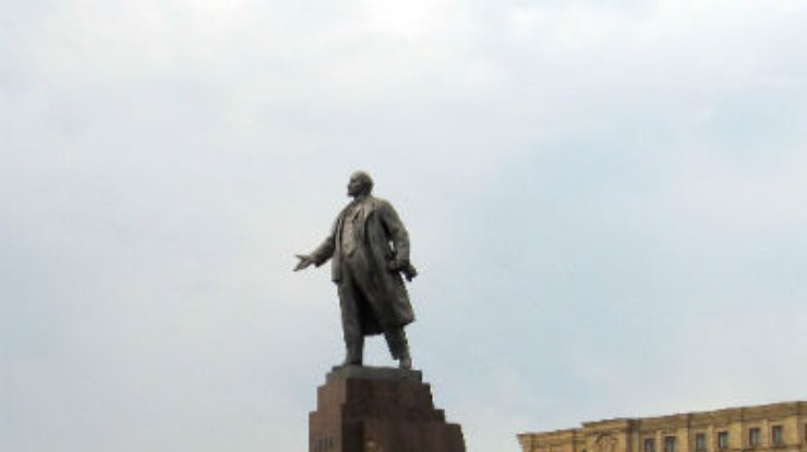 Защищать "Ленина" в Харькове вышли люди с георгиевскими ленточками