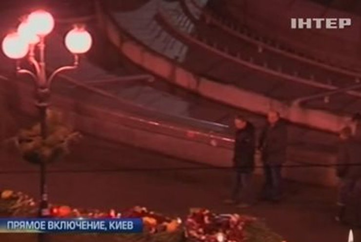 Целый день на Майдан в Киеве несли цветы в память о погибших активистах