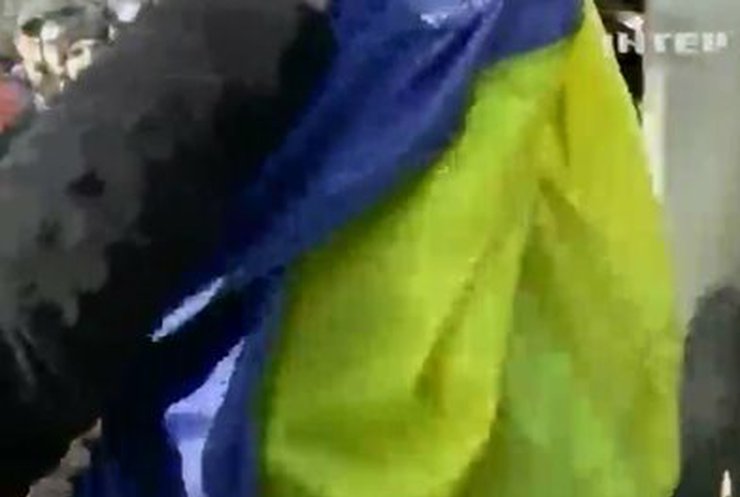 В Керчи со здания мэрии митингующие сняли украинский флаг