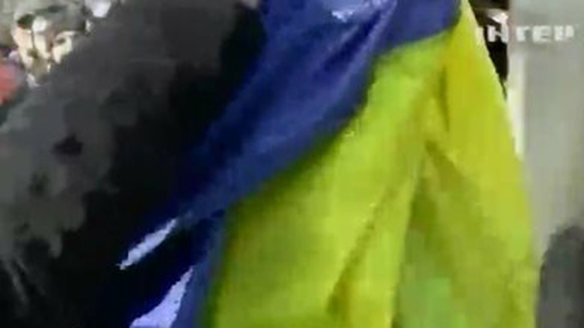 В Керчи со здания мэрии митингующие сняли украинский флаг