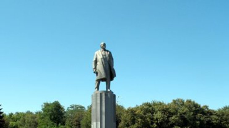 В Кременчуге снесли два памятника Ленину