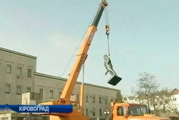 В Кировограде демонтировали памятник Кирову
