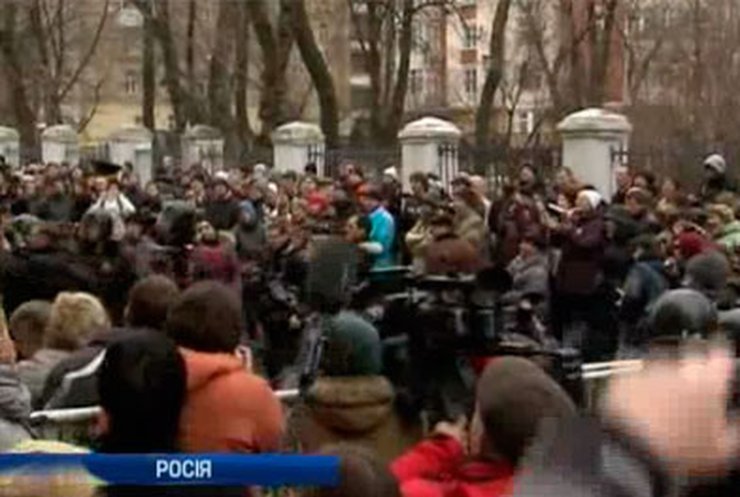 В Москве протестующие требуют освободить задержанных на Болотной площади