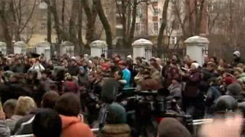 В Москве протестующие требуют освободить задержанных на Болотной площади
