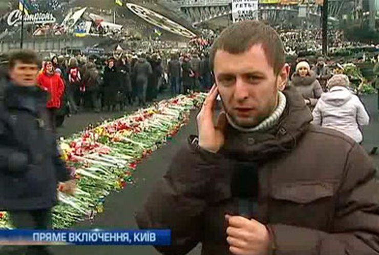 Люди продолжают нести цветы на Майдан
