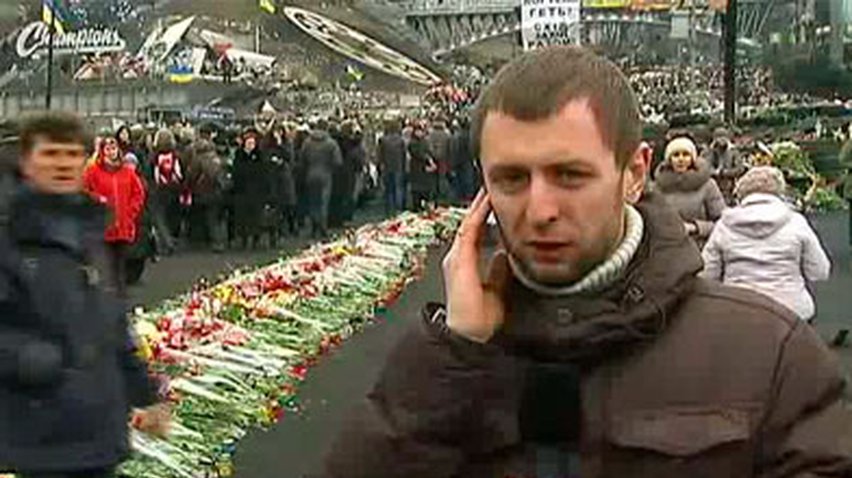 Люди продолжают нести цветы на Майдан