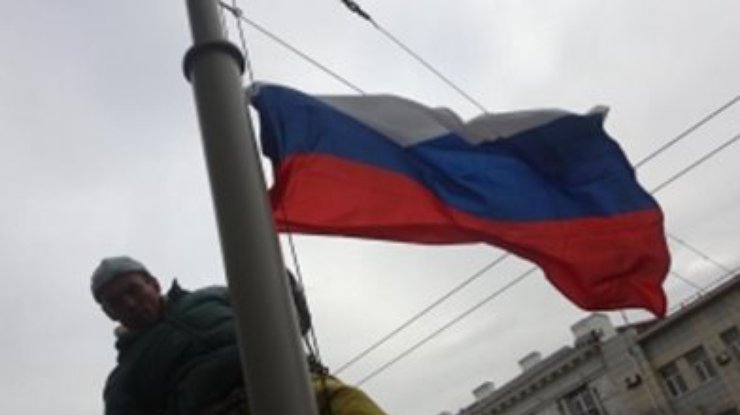 Кернесу не удалось снять флаг РФ, установленный возле здания горсовета в Харькове