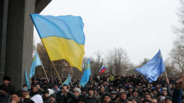 Возле крымской Рады обнаружен труп. Семеро митингующих обратились за медпомощью