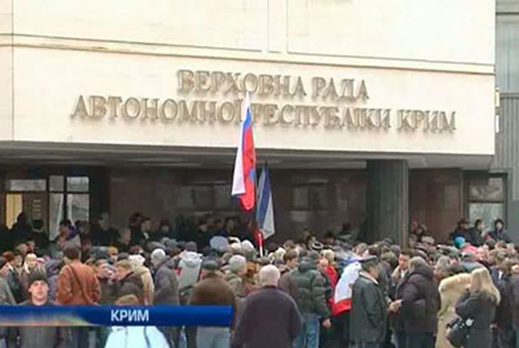 Протестующие у здания Верховного совета Крыма решили не расходиться