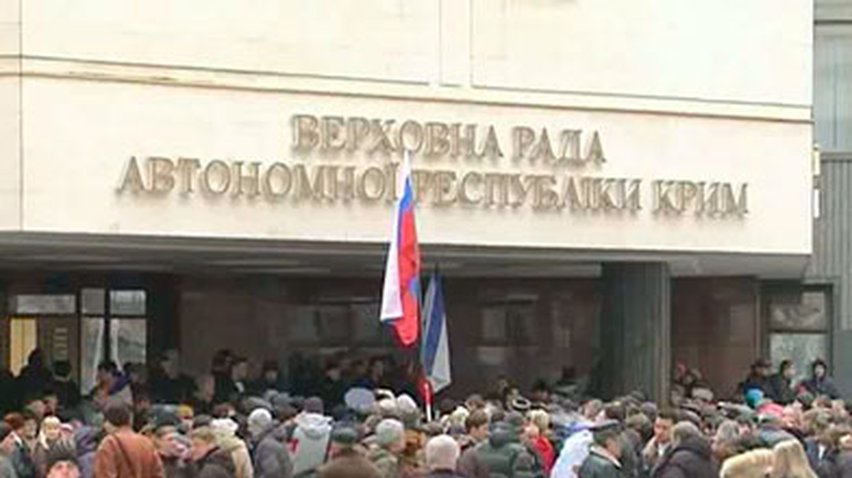 Протестующие у здания Верховного совета Крыма решили не расходиться
