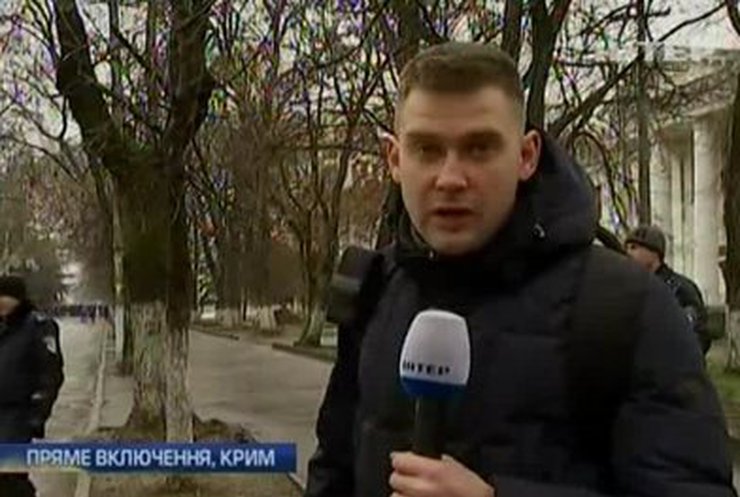 Вблизи ВС Крыма собрались сотни митингующих с флагами РФ