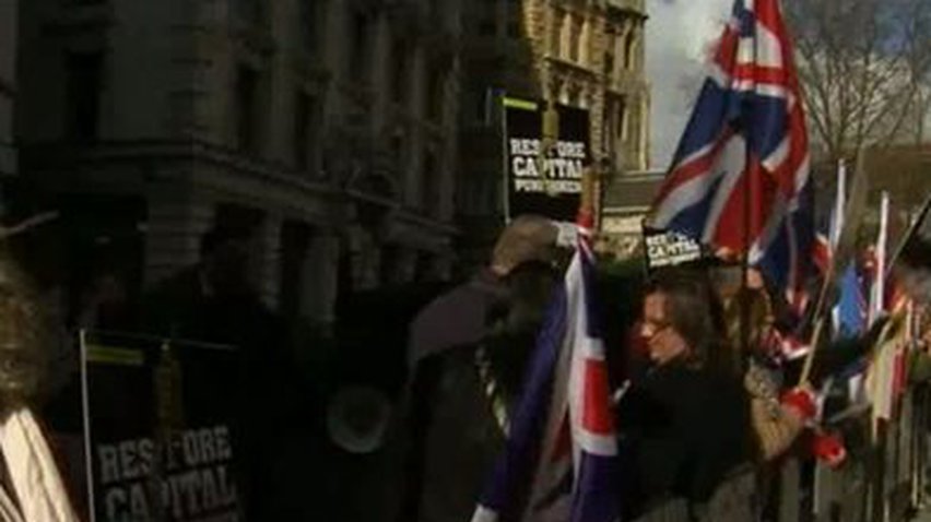 В центре Лондона ультраправые устроили стычки с полицией