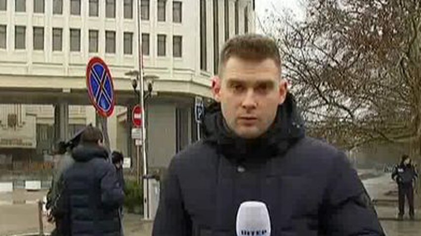 Возле здания парламента Крыма собираются люди