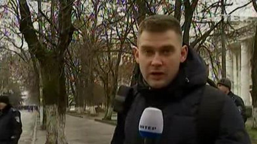 Вблизи ВС Крыма собрались сотни митингующих с флагами РФ