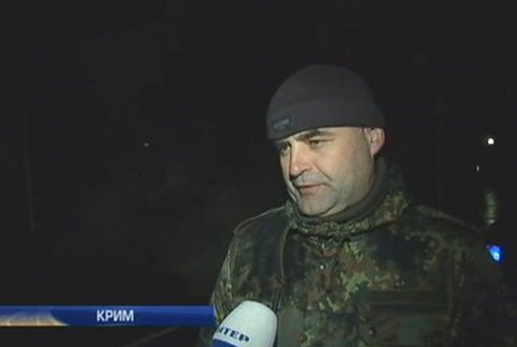 Военные, патрулирующие крымский аэропорт, ждут Авакова и Наливайченко