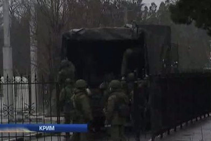 Грузовик с военнослужащими покинул симферопольский аэропорт