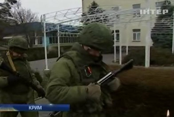 Народные дружины говорят, что охраняют аэропорт Симферополя от радикалов