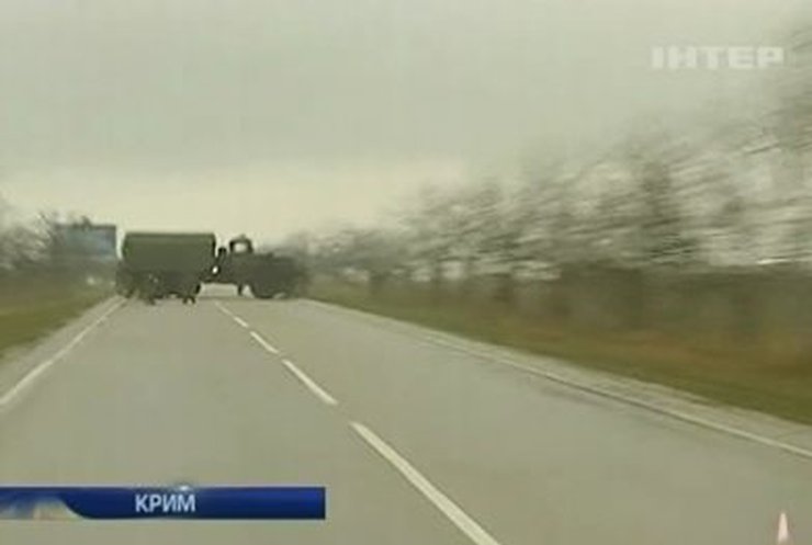 Захватчики аэропорта "Бельбек" заявили, что их цель - не допустить провокаций