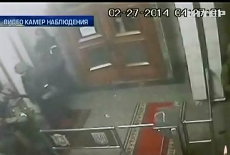 Вооруженные люди захватили здание правительства Крыма (Видео)