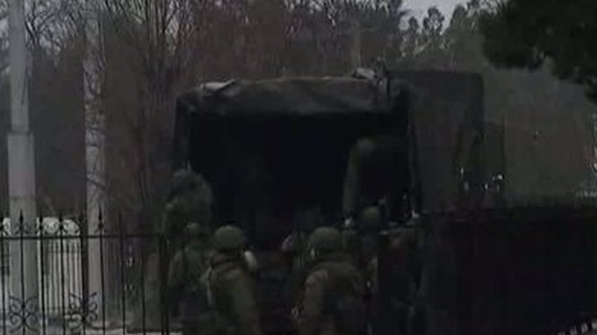 Грузовик с военнослужащими покинул симферопольский аэропорт