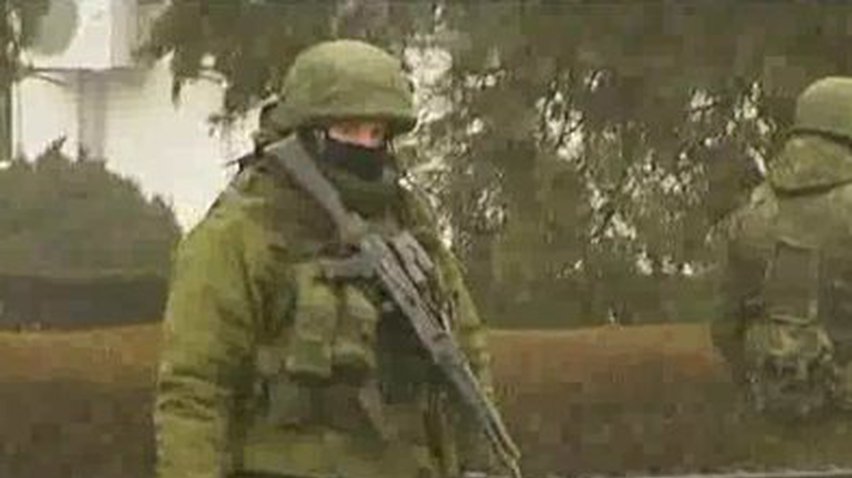 Аэропорт Симферополя патрулируют вооруженные люди в униформе