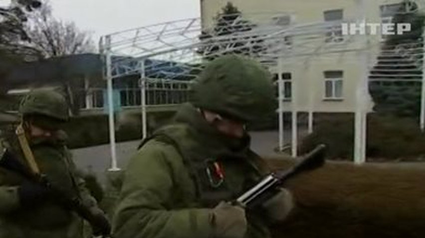 Народные дружины говорят, что охраняют аэропорт Симферополя от радикалов