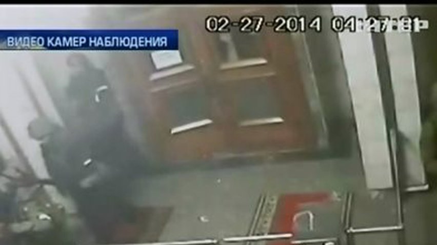 Вооруженные люди захватили здание правительства Крыма (Видео)