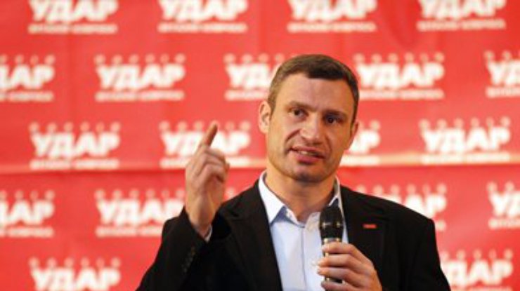 Кличко требует объявить полную мобилизацию в связи с началом агрессии против Украины