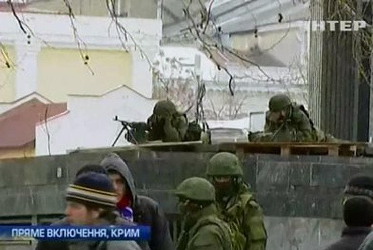 У здания крымского парламента установлена пулеметная точка (ВИДЕО)