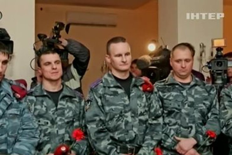 Генконсульство выдало паспорта РФ девяти бойцам "Беркута"