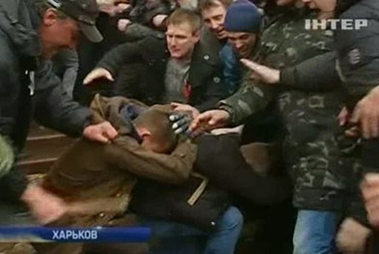 В Харькове со стрельбой и избиением "евромайдановцев" штурмовали ОГА