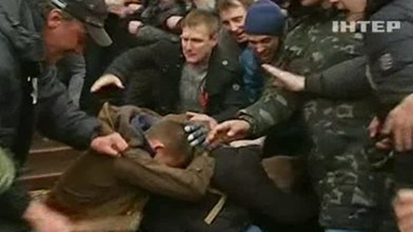 В Харькове со стрельбой и избиением "евромайдановцев" штурмовали ОГА