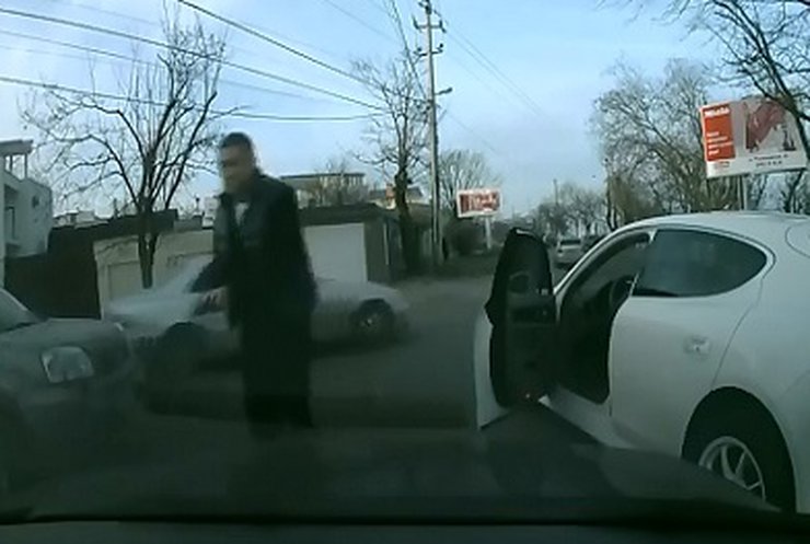 Несдержанный водитель Porsche со стрельбой и матами устроил разбирательства на дороге (видео)